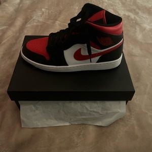 Jordan 1 Mid
Gym Red Black White
Size 9
#jordan1 #airjordan #nike #jordan